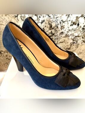 ISAAC MIZRAHI_Dark Navy Suede w/Black Grosgrain Bow Heel Pumps